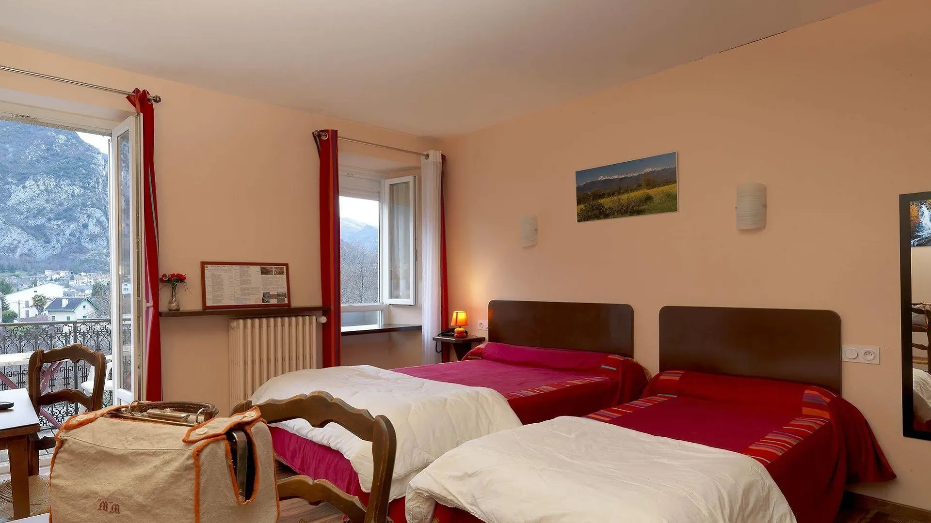 Logis Hotel Restaurant De La Poste Tarascon-sur-Ariege 2*,